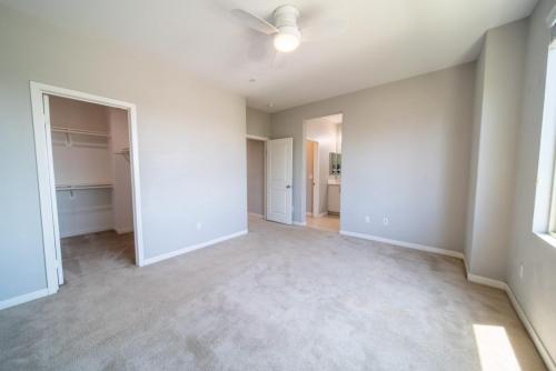 14_Master Bedroom-min