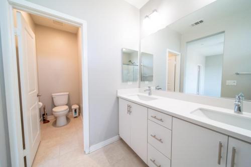 16_Master Bath-min
