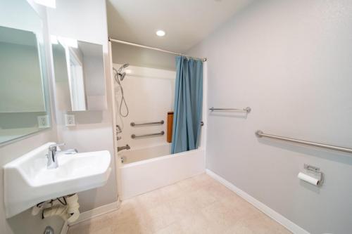 17_En Suite Bathroom-min