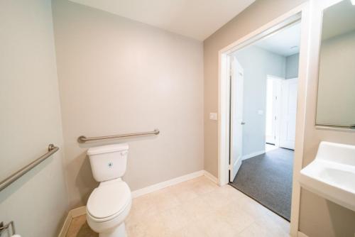 18_En Suite Bathroom-min